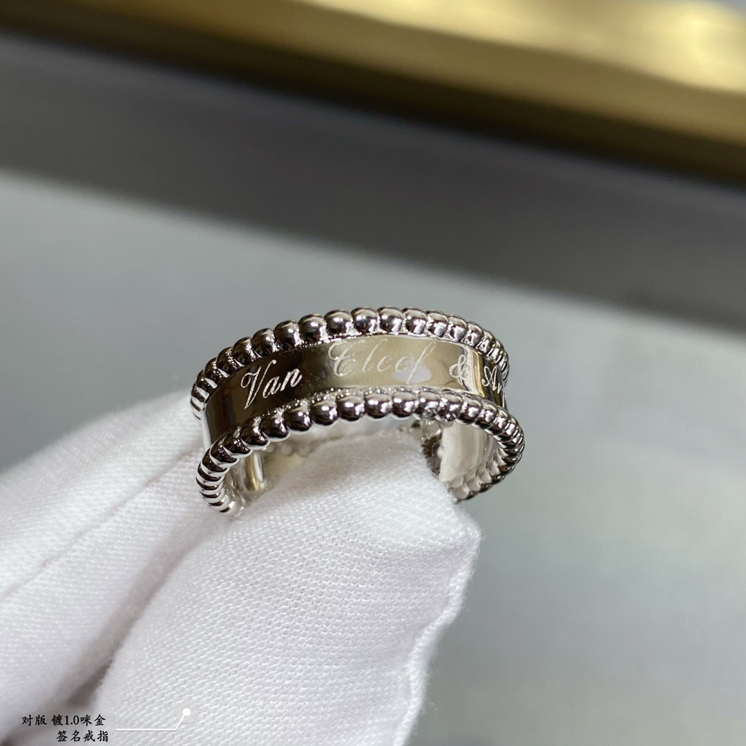 Van Cleef & Arpels sign Ring