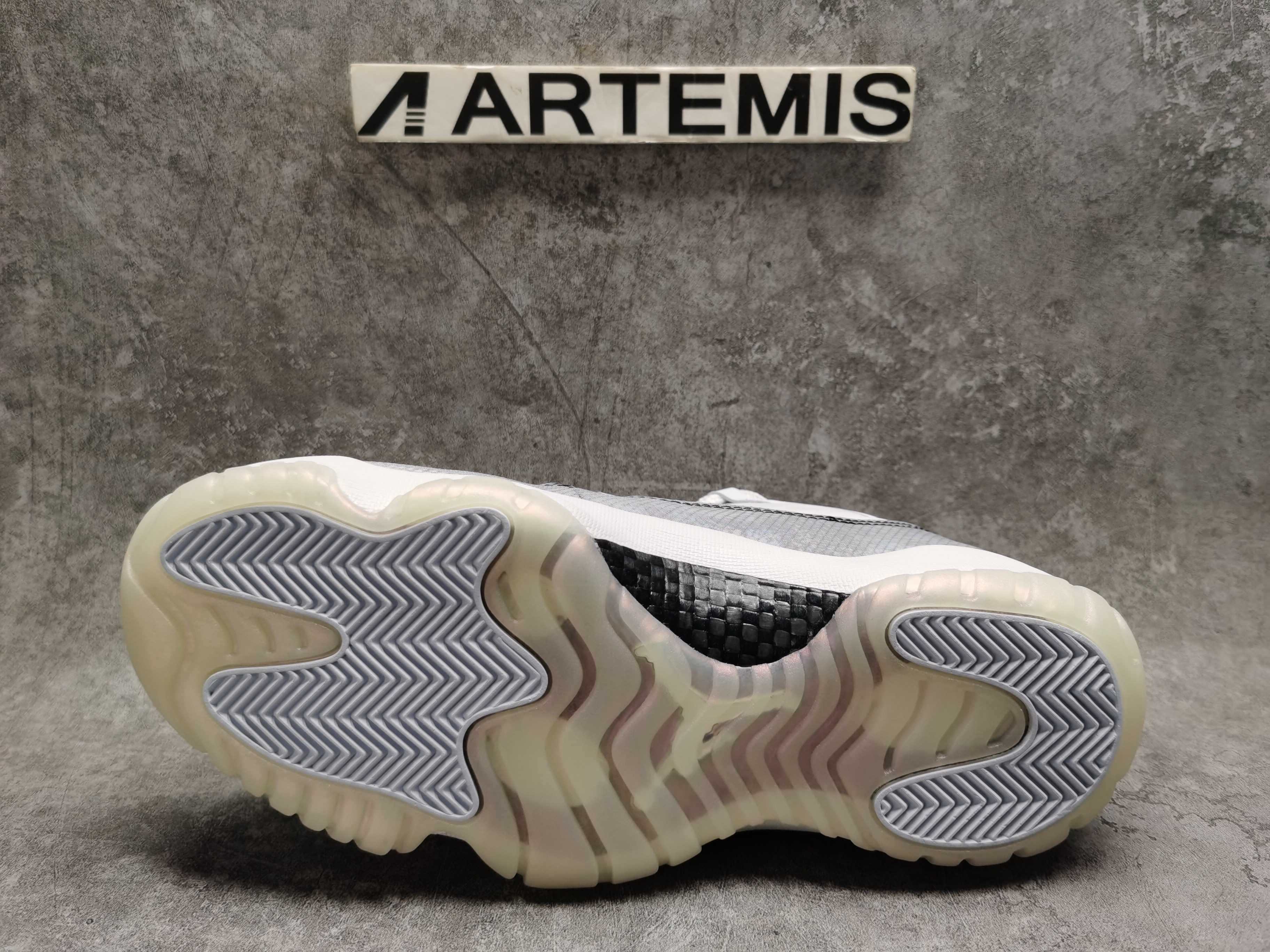 UA AIR JORDAN 11 RETRO LOW