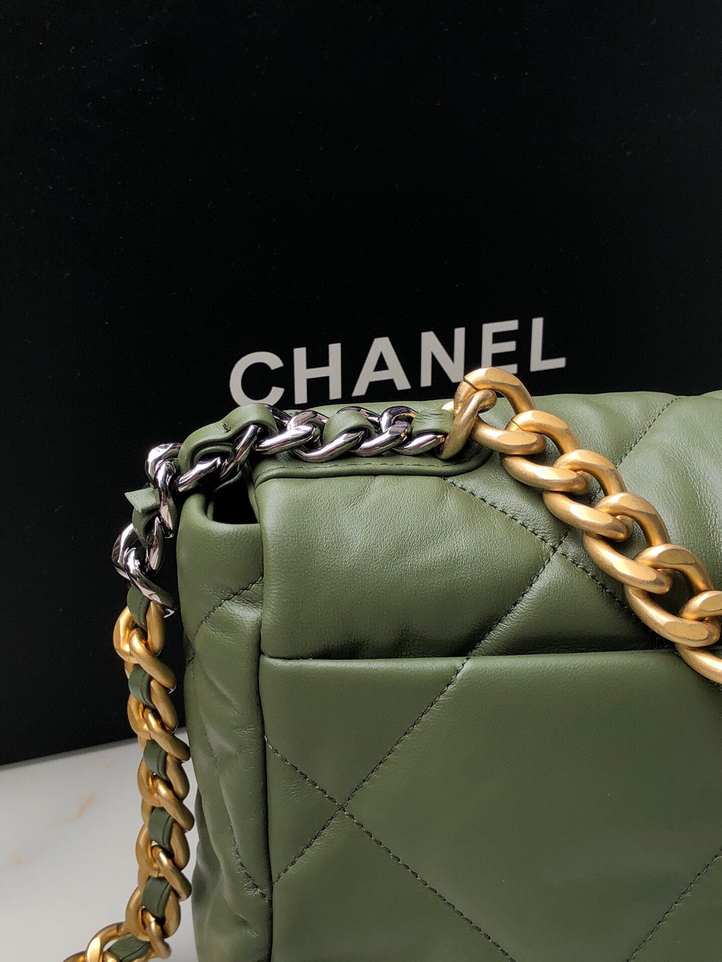 CHANEL 19 HANDBAG Shiny Leather, Gold-Tone 16×26×9cm