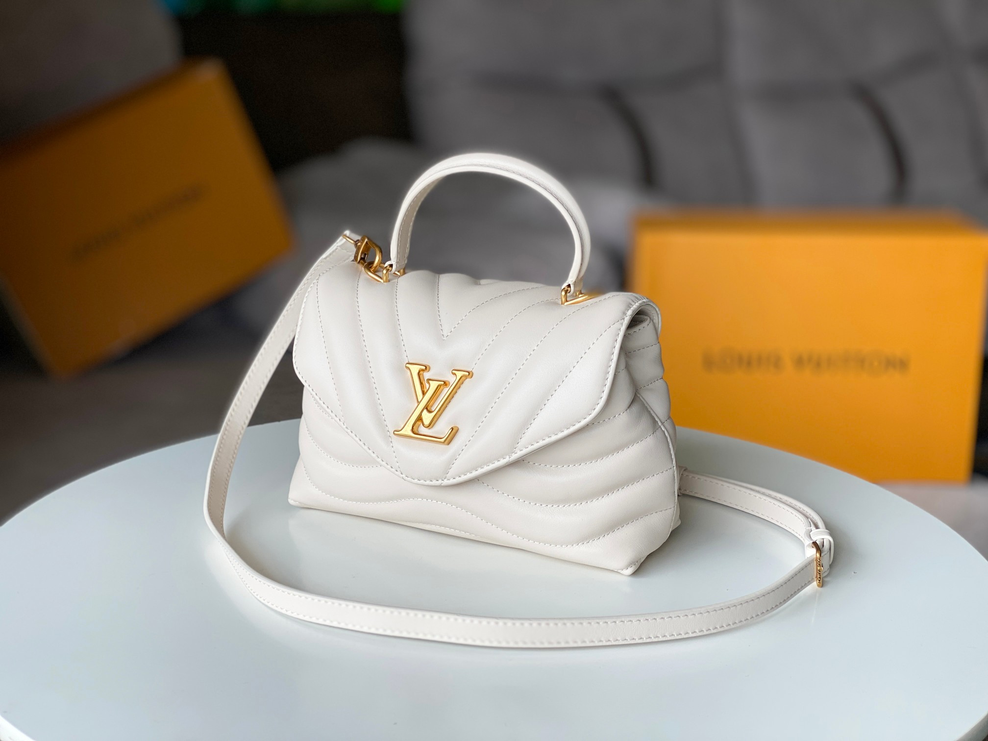 LV Hold Me M21797 23x15x10cm