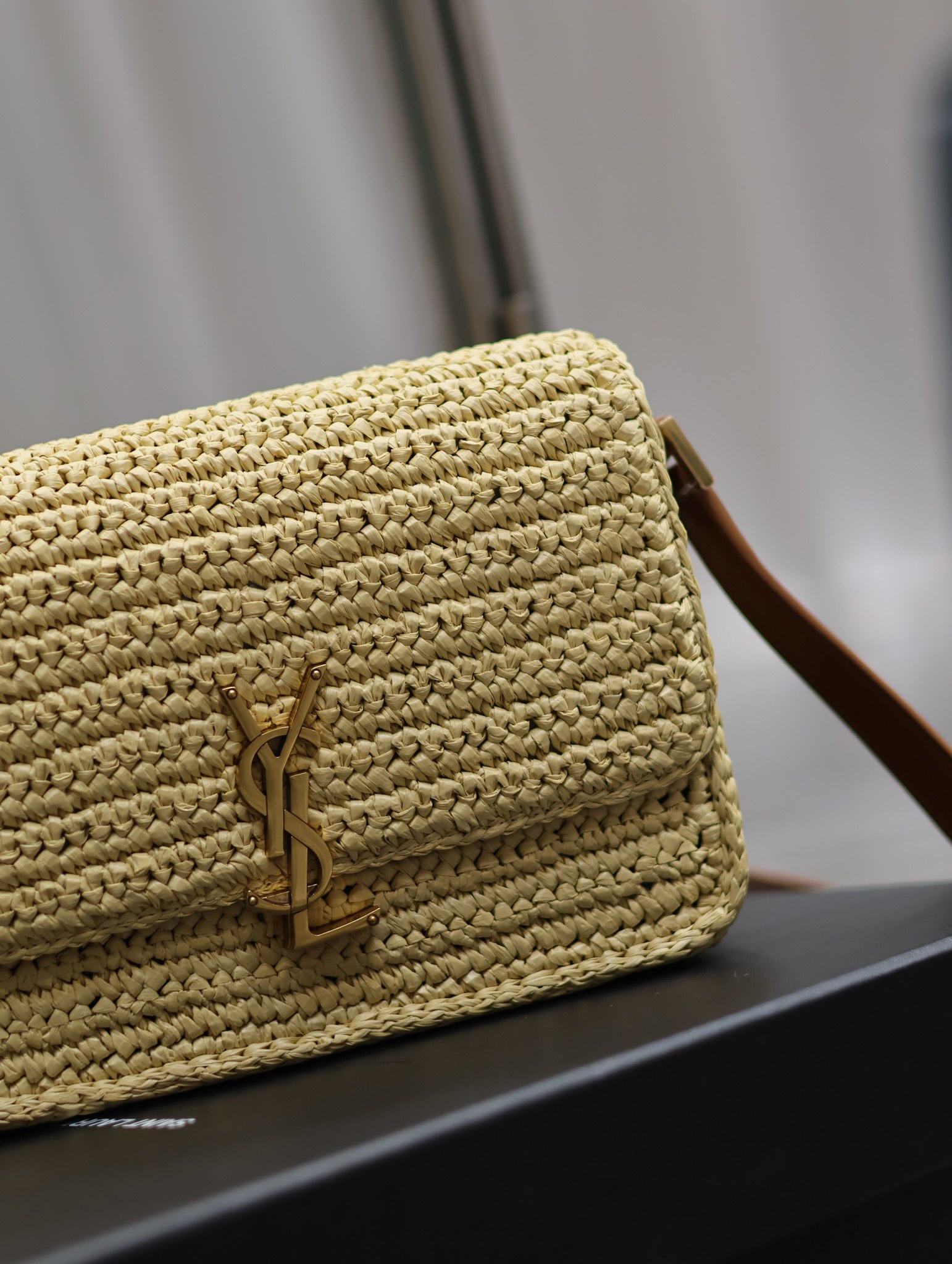 YSL SOLFERINO MEDIUM IN RAFFIA AND VEGETABLE-TANNED LEATHER NATUREL AND BRICK 9.1 X 6.3 X 2.4 INCHES