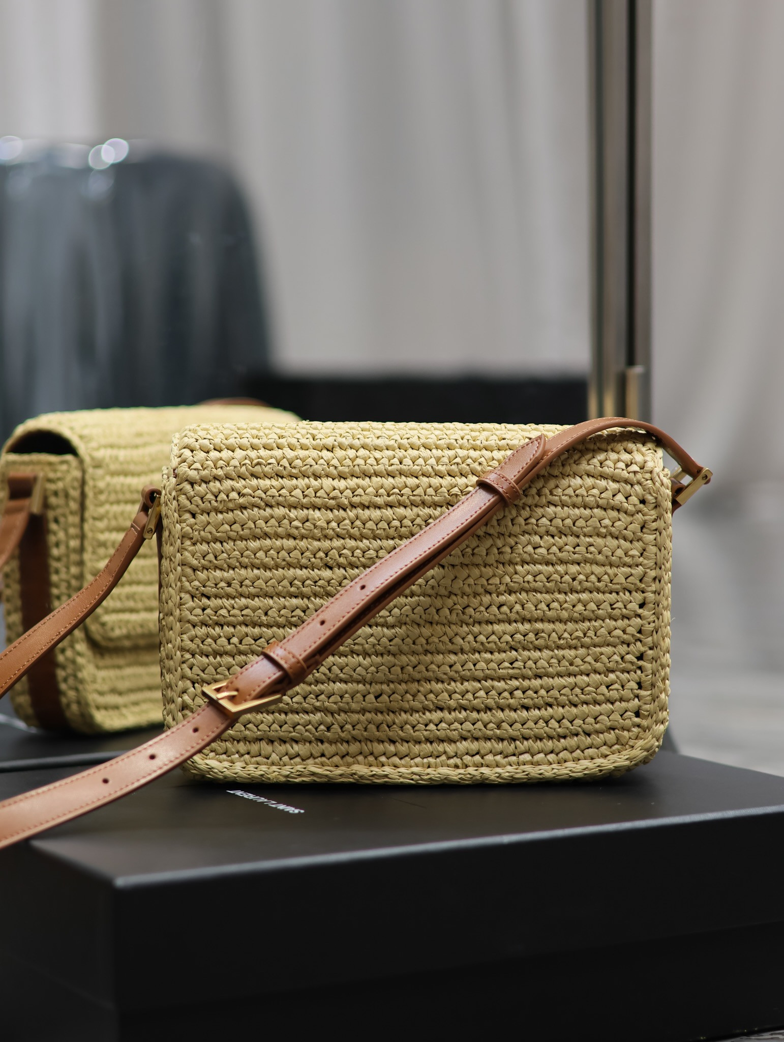 YSL SOLFERINO MEDIUM IN RAFFIA AND VEGETABLE-TANNED LEATHER NATUREL AND BRICK 9.1 X 6.3 X 2.4 INCHES