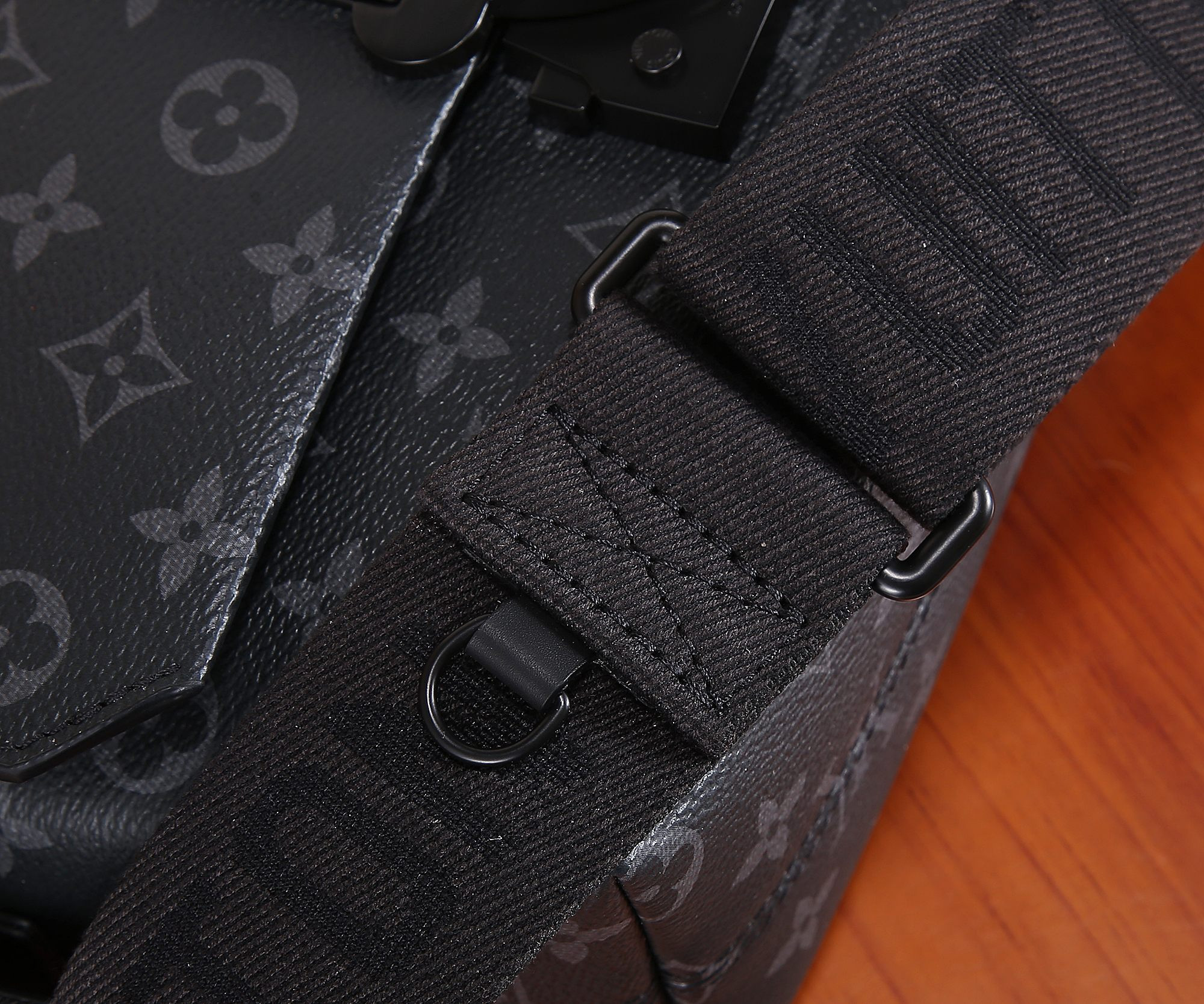 LV M46794 S-Cape Messenger 28 x 16 x 10 cm