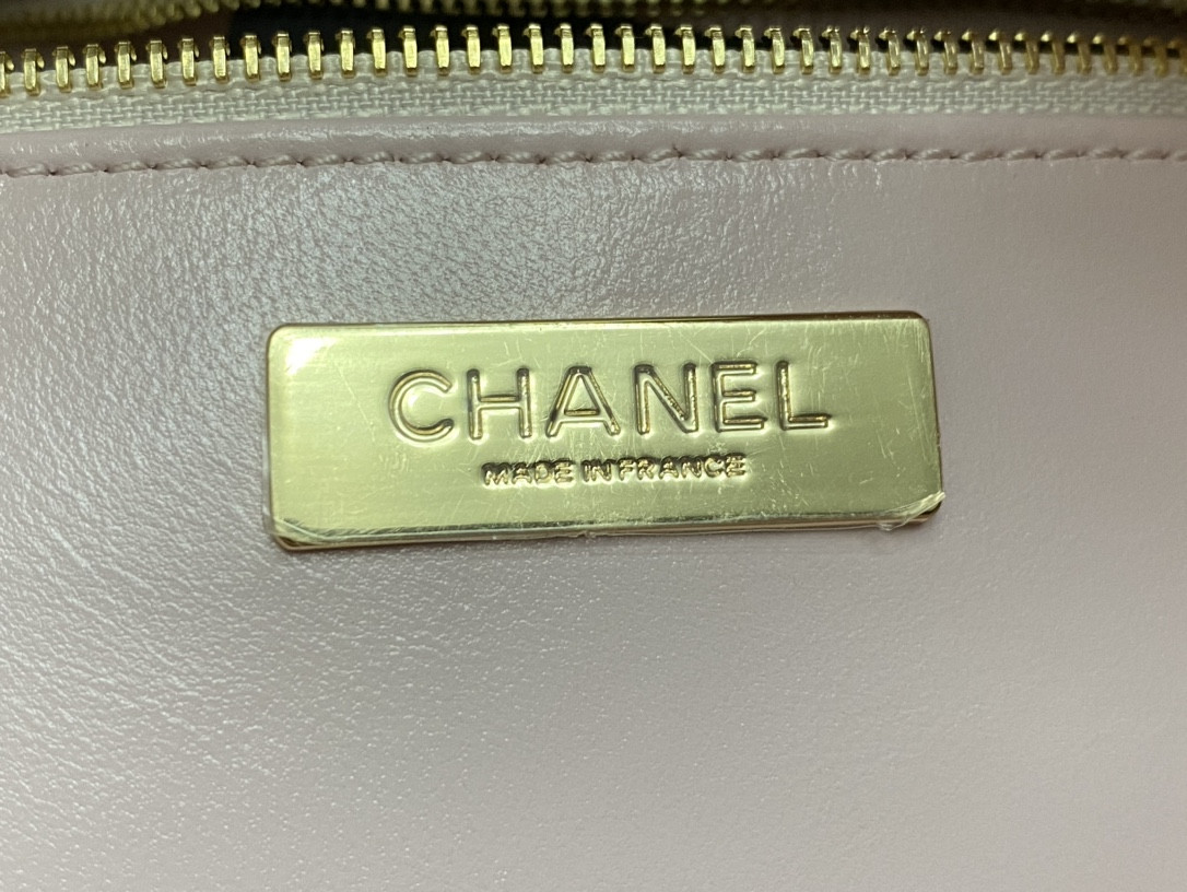 CHANEL SHOPPING BAG Shiny Lambskin & Gold-Tone Metal 35x39x8cm