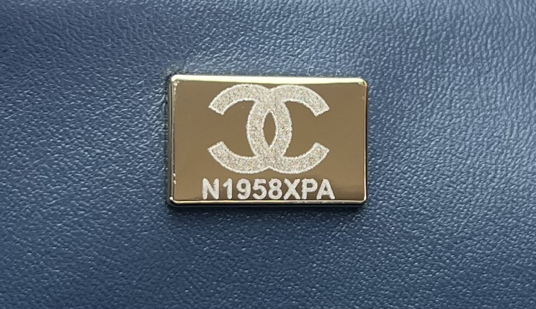 CHANEL CLASSIC 11.12 HANDBAG Tweed & Gold-Tone Metal   6 × 9.9 × 2.5 in