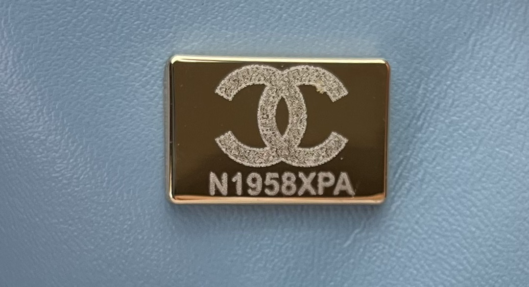 CHANEL MINI CLASSIC 11.12 HANDBAG Tweed & Gold-Tone Metal 4.7 × 7.8 × 2.3 in