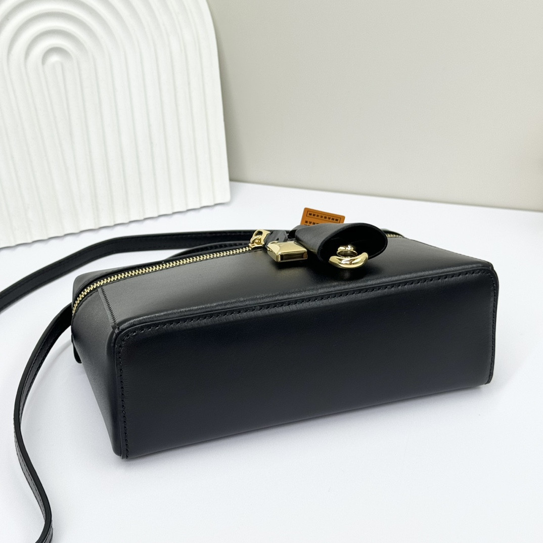 Loro Piana Extra Pocket L19 Smooth Calfskin 11 x 19 x 6.5 cm