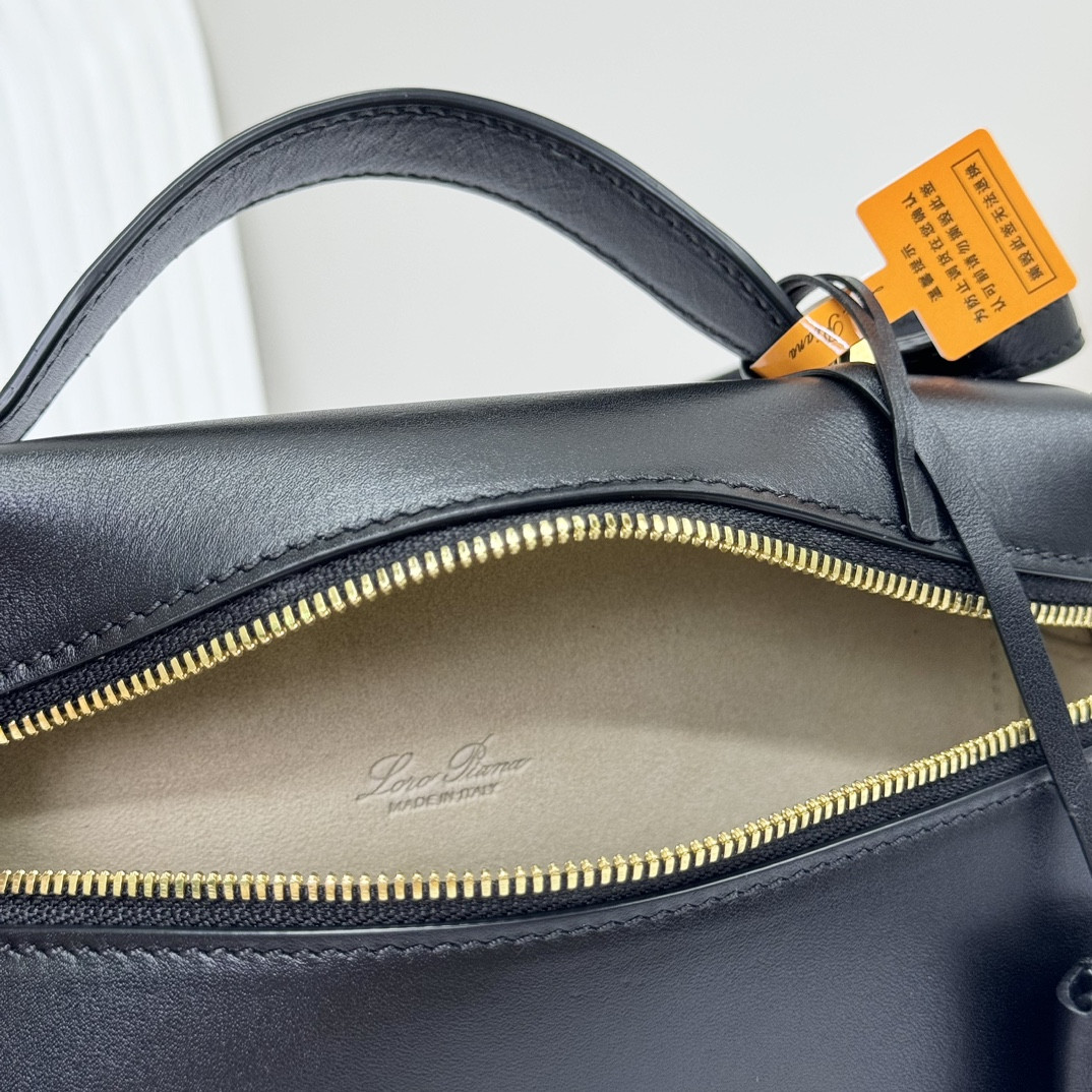 Loro Piana Extra Pocket L19 Smooth Calfskin 11 x 19 x 6.5 cm