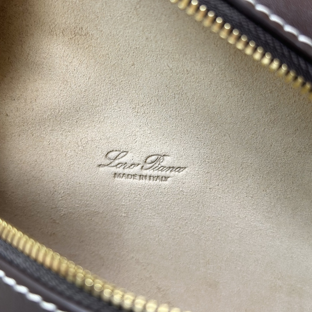 Loro Piana Extra Pocket L19 Smooth Calfskin 11 x 19 x 6.5 cm