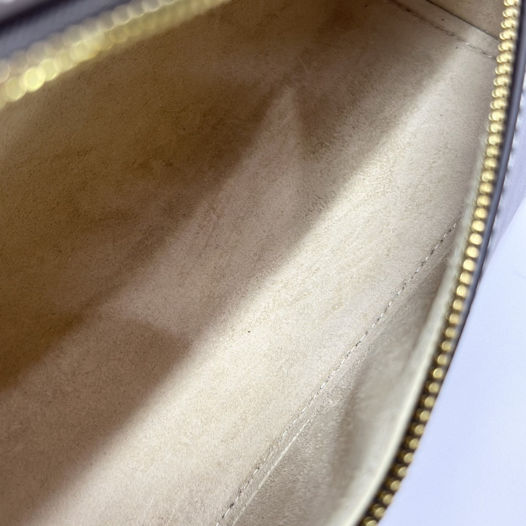 Loro Piana Extra Pocket L19 Smooth Calfskin 11 x 19 x 6.5 cm