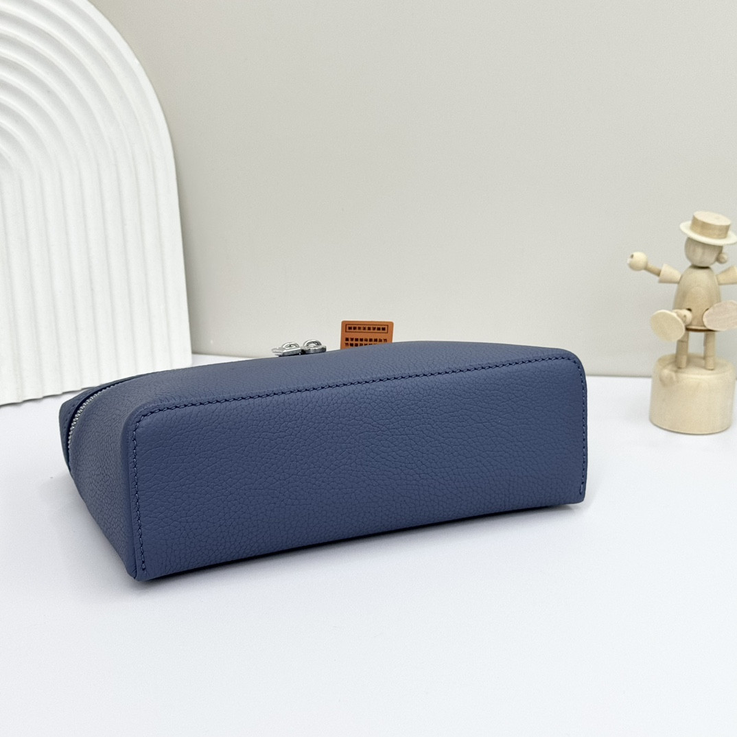 Loro Piana Extra Pocket L19 Grained Calfskin 11 x 19 x 6.5 cm