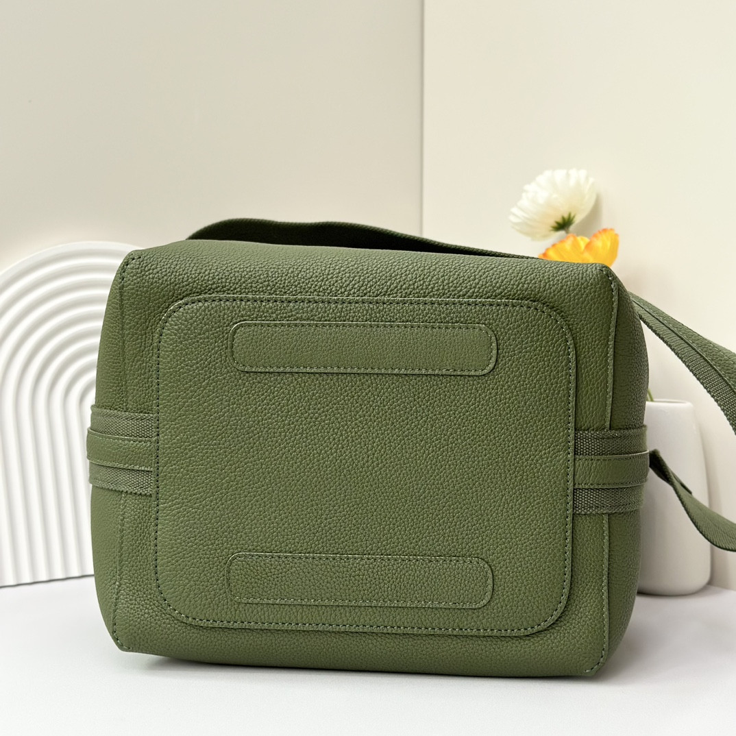 L**o p*ana large bale bag grained calfskin 24 x 20 x 27 cm