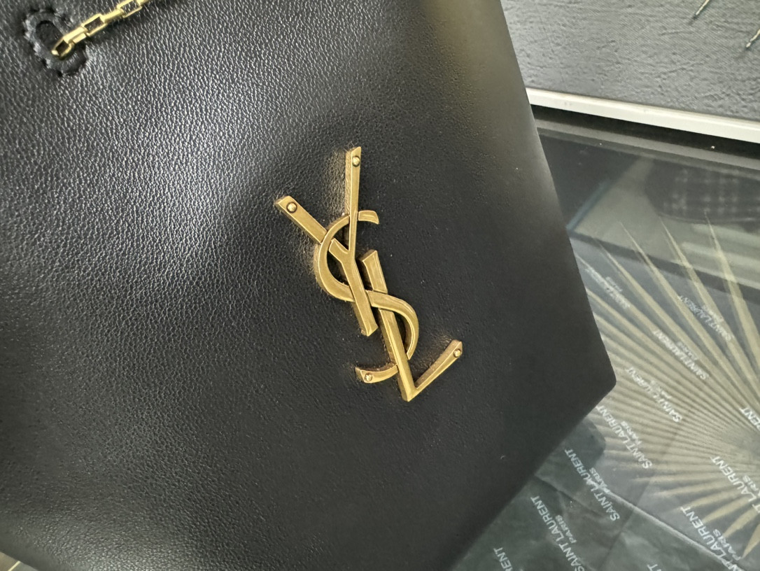 YSL POCHON in lambskin 20x24x3cm