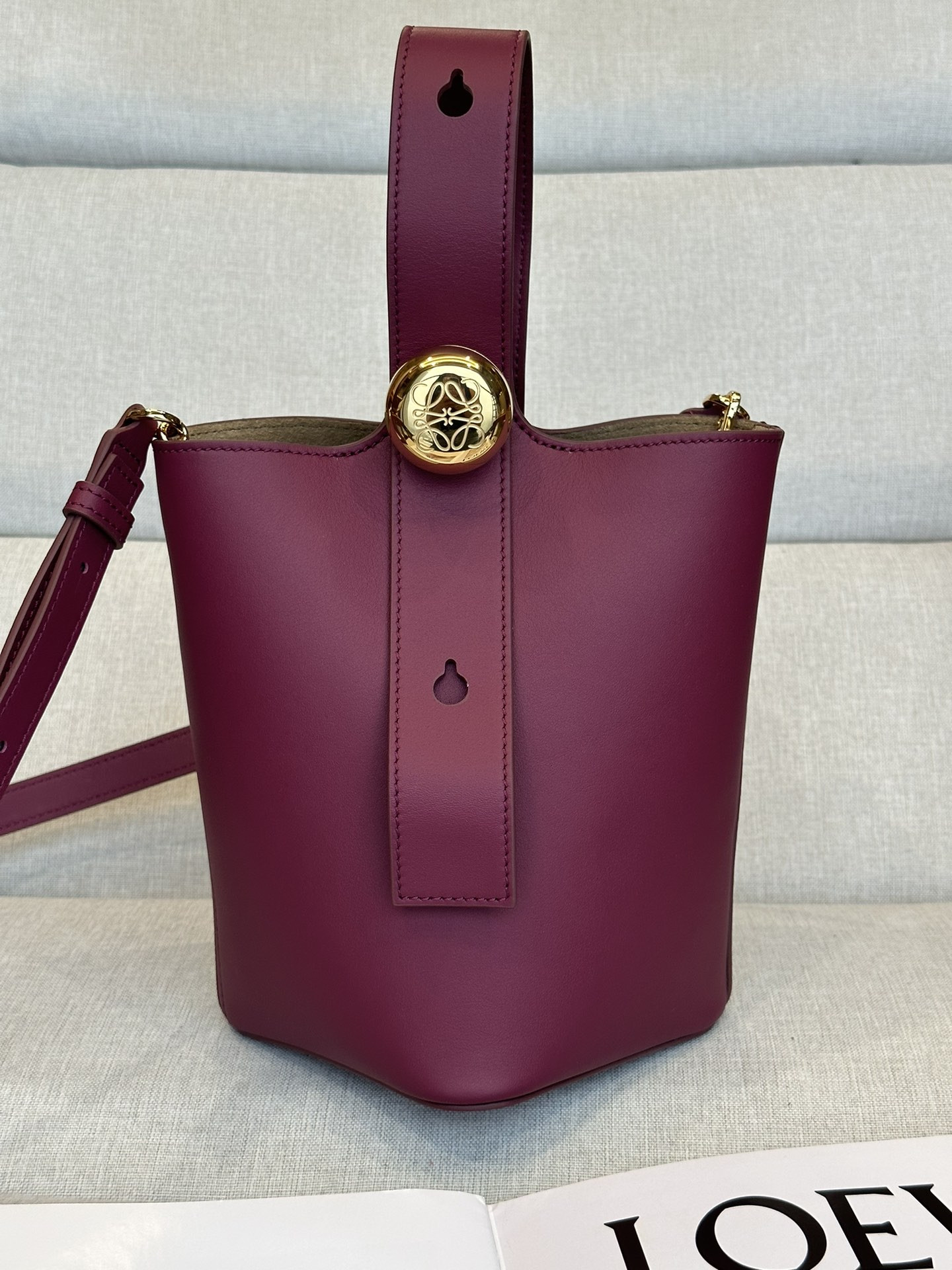 LOEWE Mini Pebble bucket in mellow calfskin 19.5x16x16cm