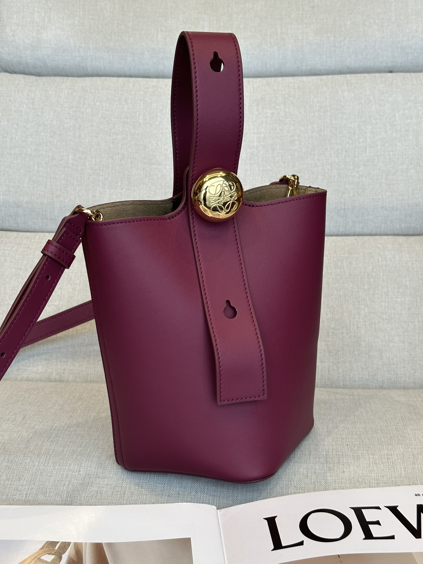 LOEWE Mini Pebble bucket in mellow calfskin 19.5x16x16cm