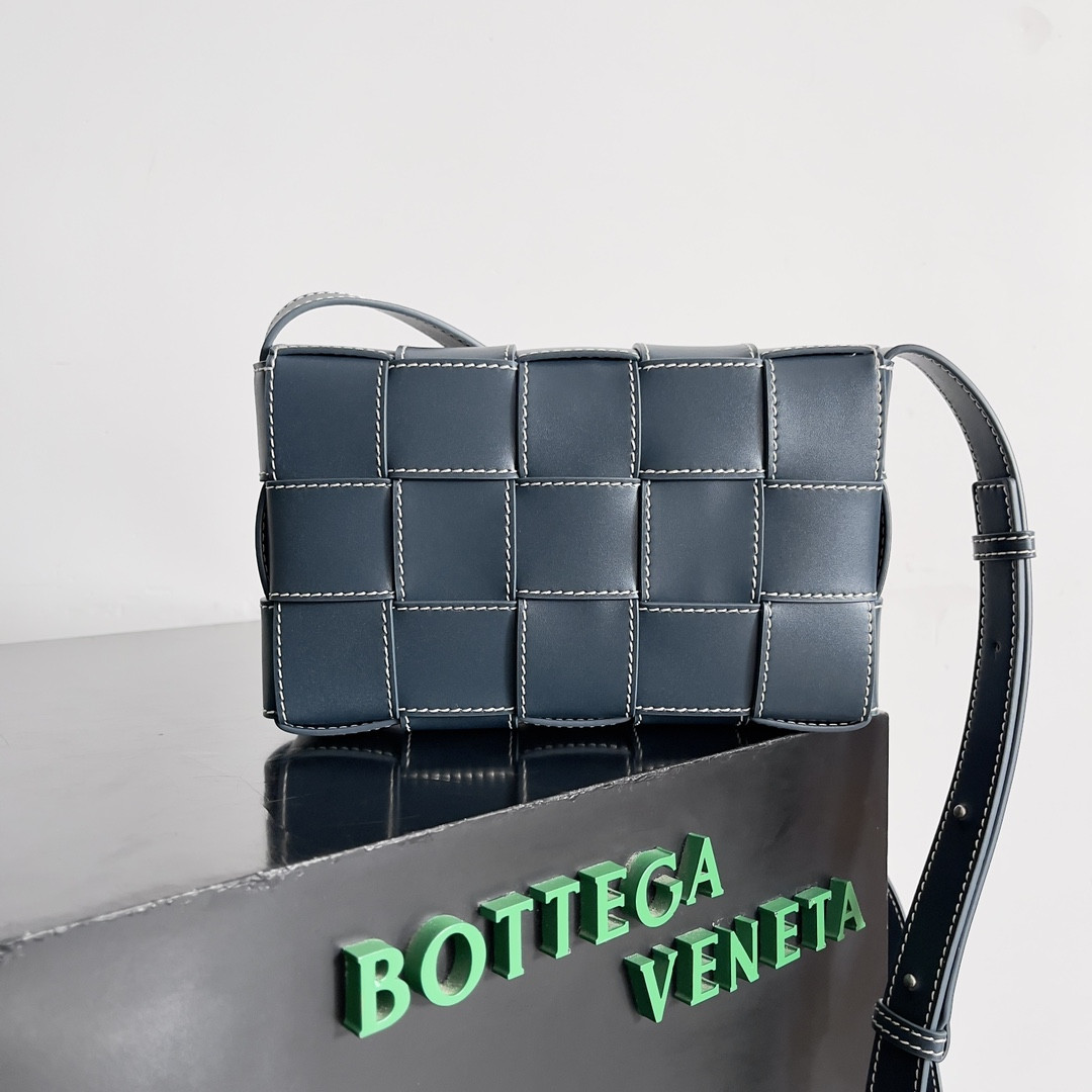 Bottega Veneta Cassette 15x23x5cm