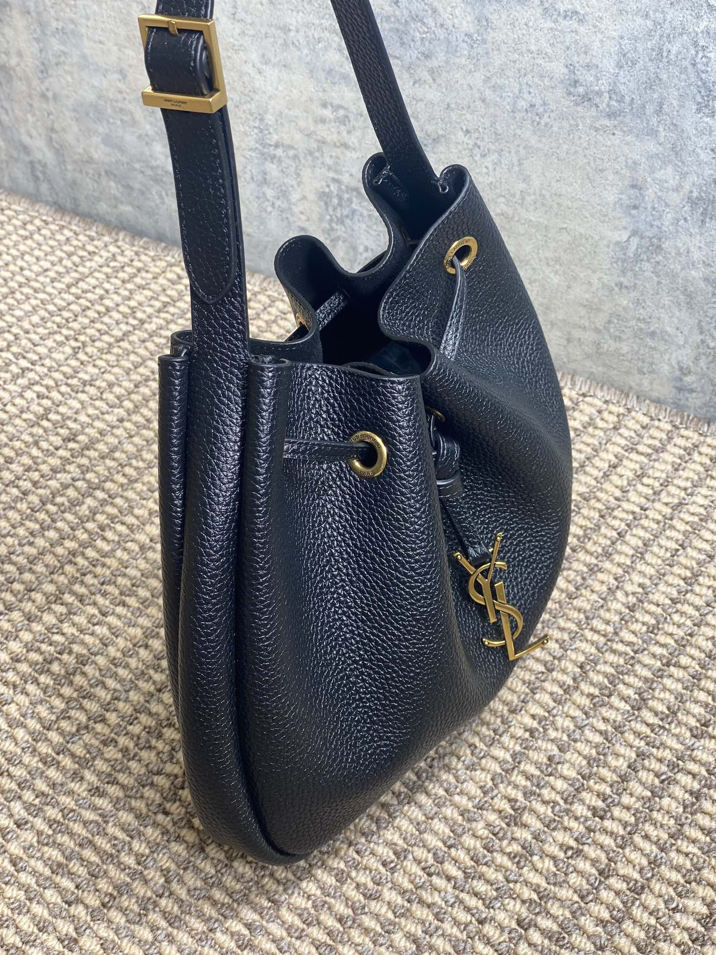 YSL PARIS VII small hobo in grained leather 30X25X3cm