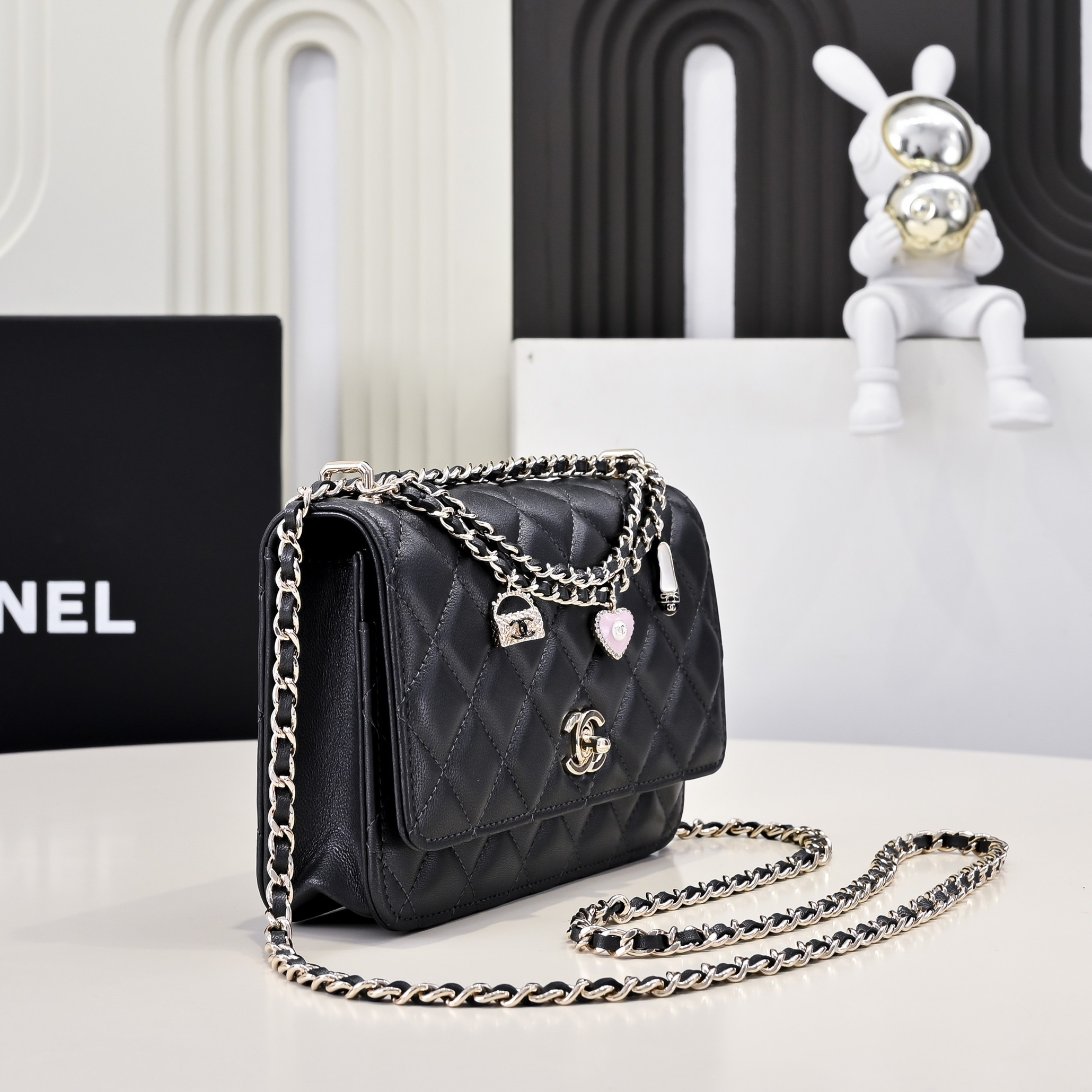 CHANEL SPRING-SUMMER 2025 PRE COLLECTION WALLET ON  BLACK AP4537 19.5 × 13 × 3.5 cm