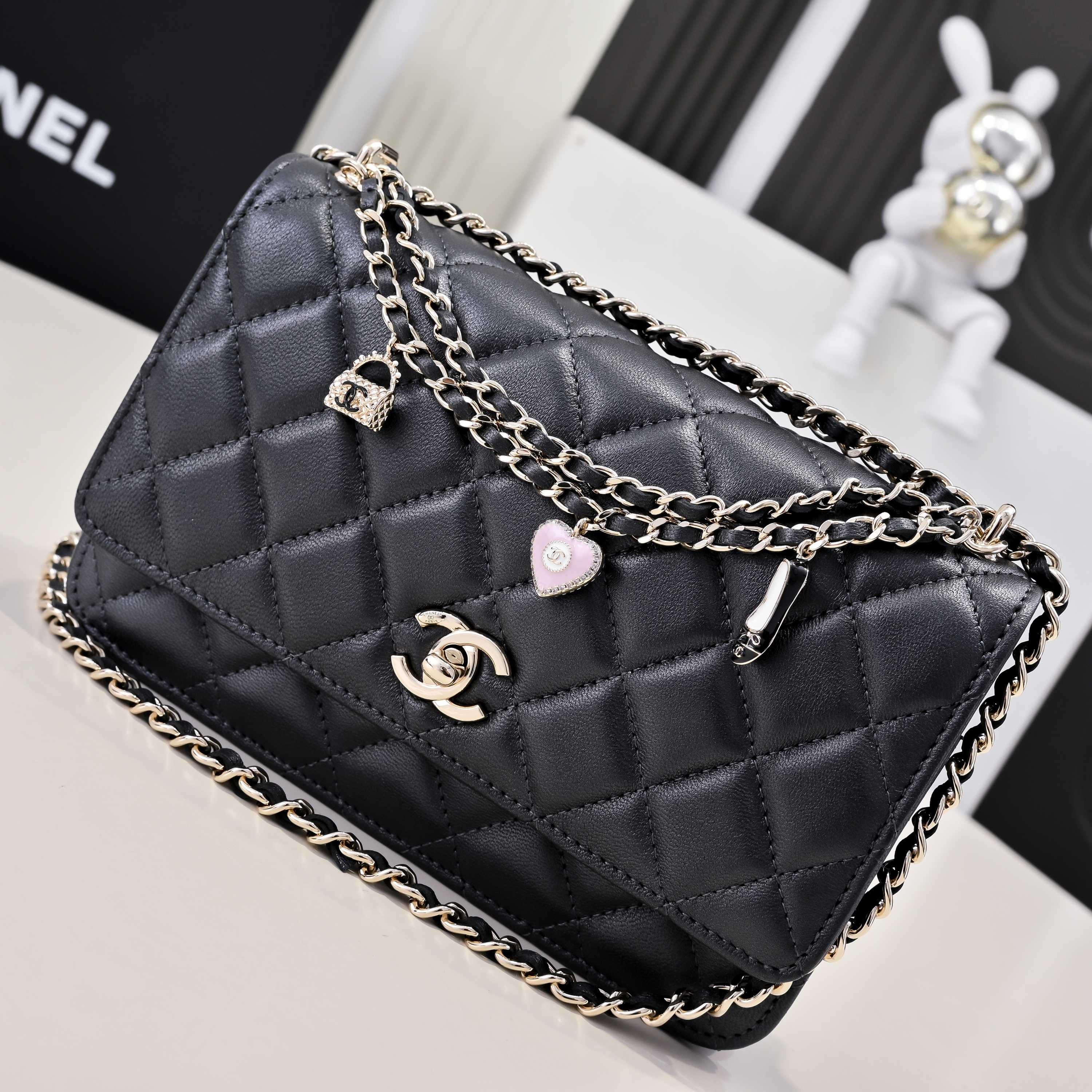 CHANEL SPRING-SUMMER 2025 PRE COLLECTION WALLET ON  BLACK AP4537 19.5 × 13 × 3.5 cm