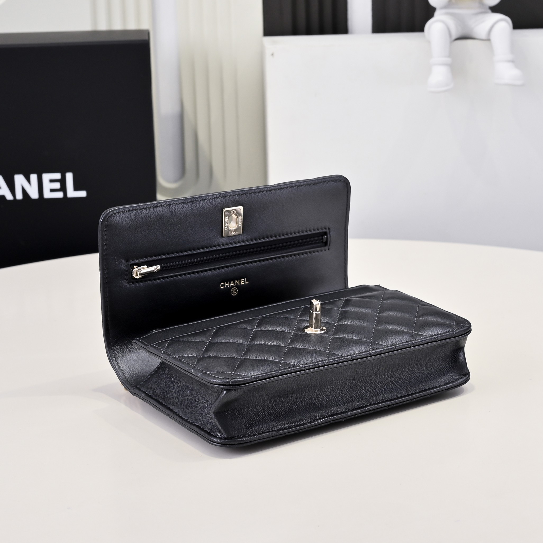 CHANEL SPRING-SUMMER 2025 PRE COLLECTION WALLET ON  BLACK AP4537 19.5 × 13 × 3.5 cm