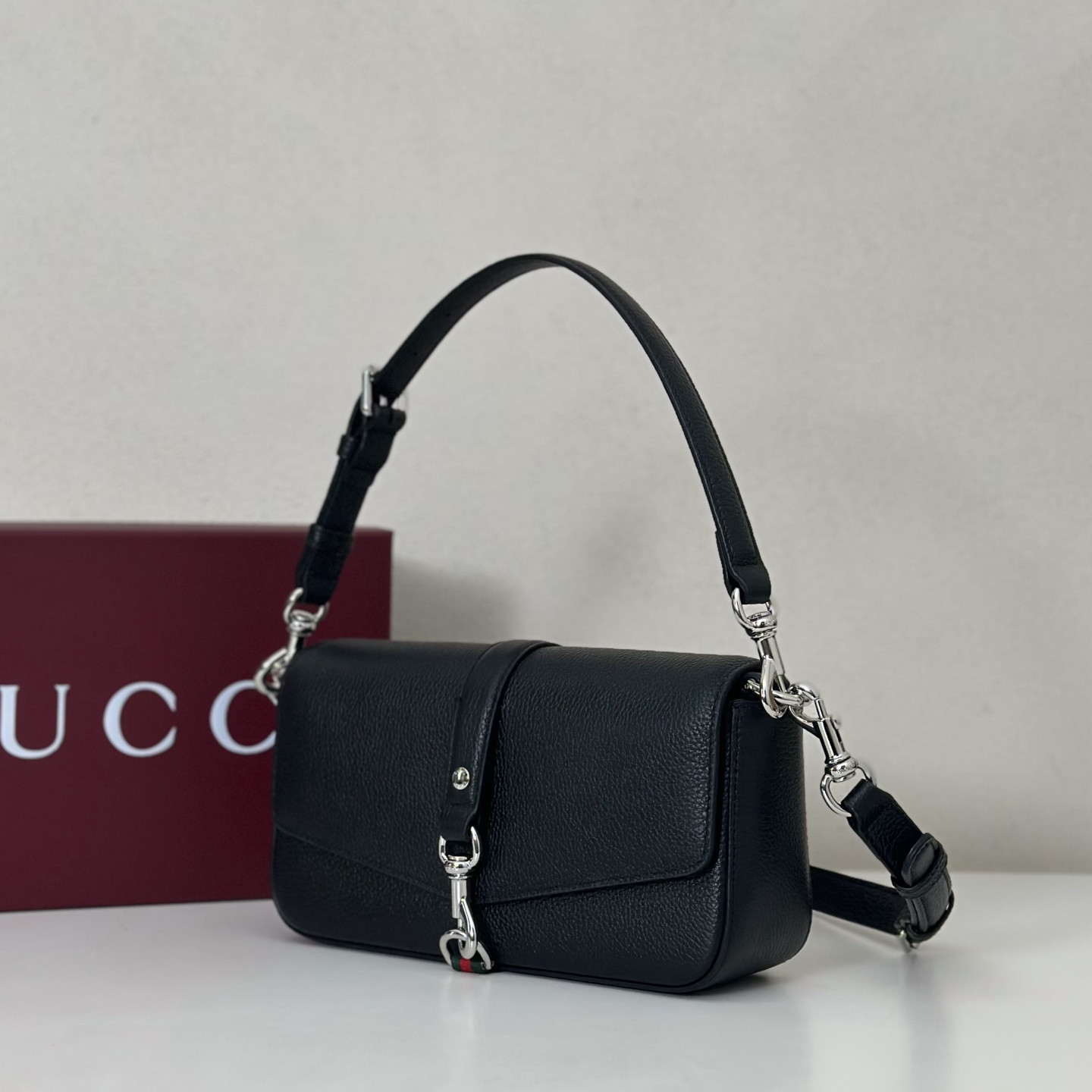 Gucci Small crossbody bag with hook closure 23.5 x 12.5 x 6.5 cm