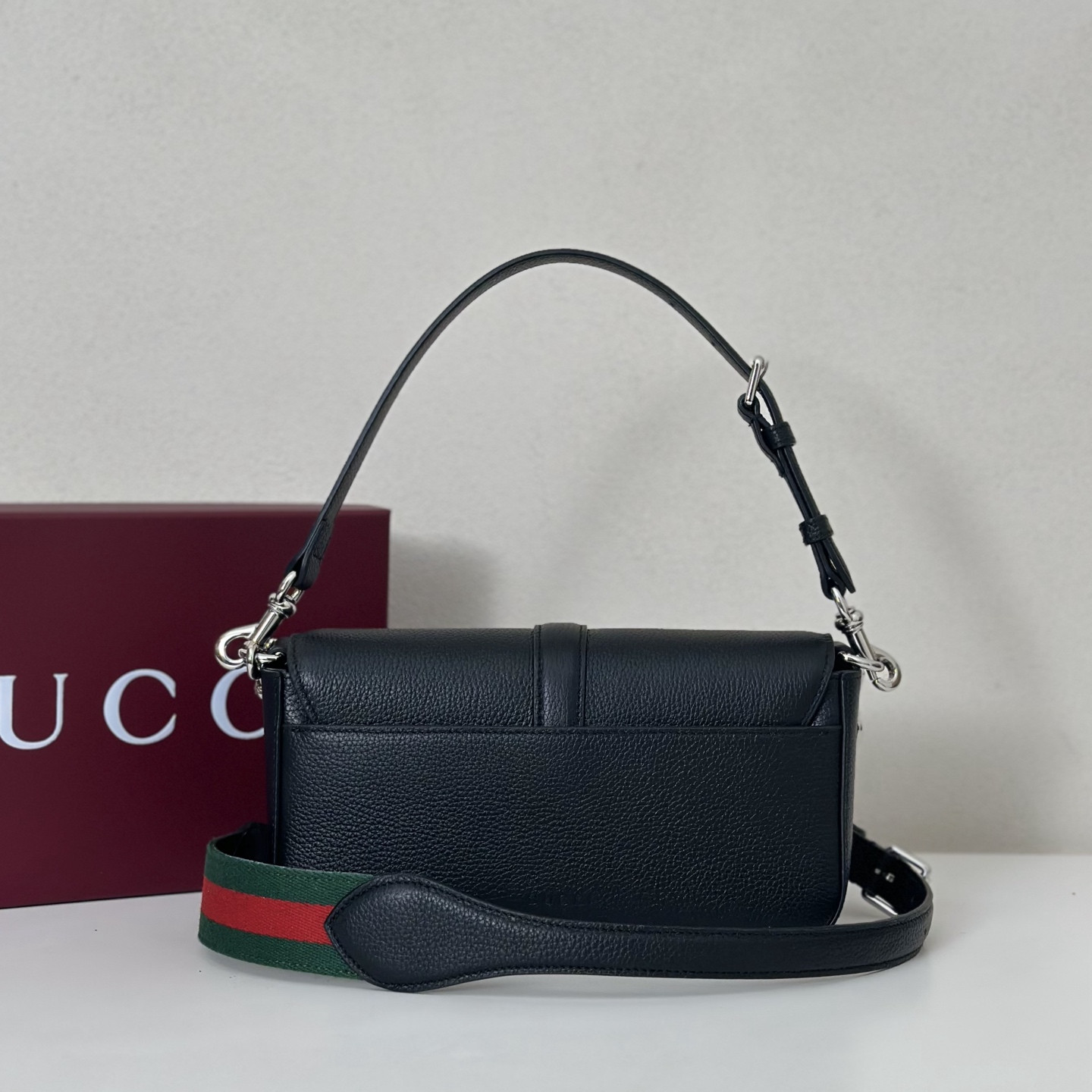 Gucci Small crossbody bag with hook closure 23.5 x 12.5 x 6.5 cm