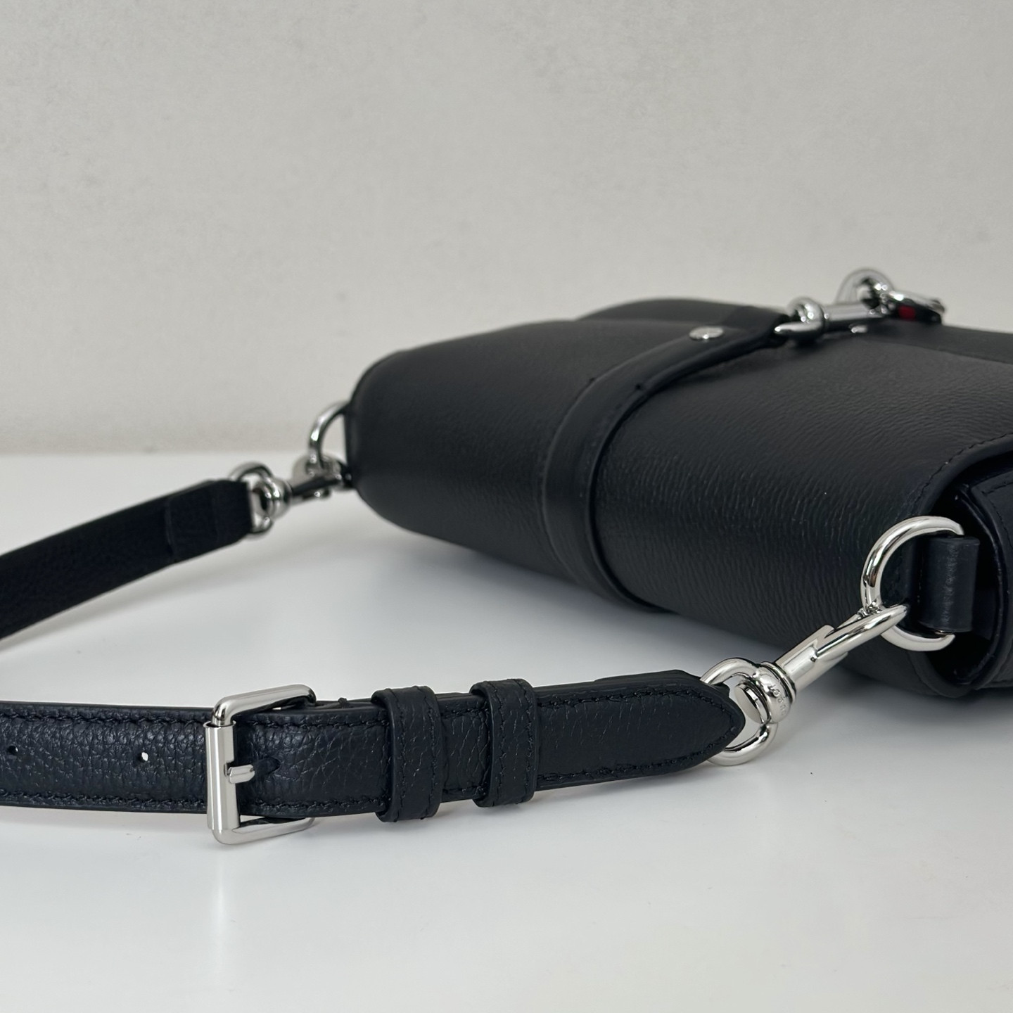 Gucci Small crossbody bag with hook closure 23.5 x 12.5 x 6.5 cm