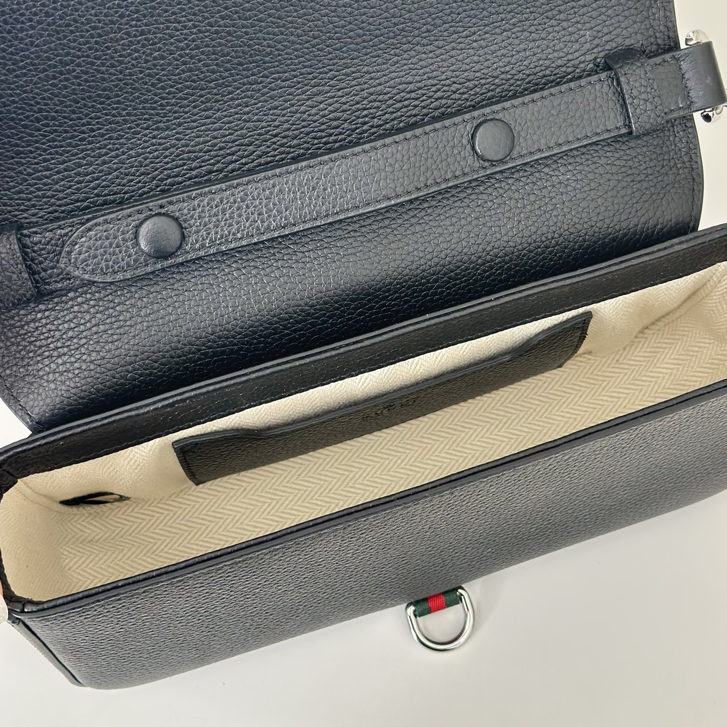 Gucci Small crossbody bag with hook closure 23.5 x 12.5 x 6.5 cm